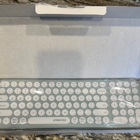 Wireless Keyboard and Mouse Combo - Picture 2 of 4